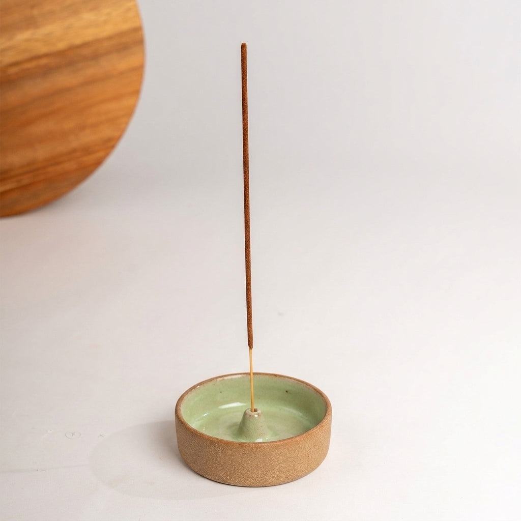 Incensário Redondo em cerâmica artesanal — argila Cappuccino, esmalte Verde Menta