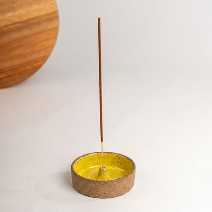 Incensário Redondo em cerâmica artesanal — argila Flocos, esmalte Amarelo Intenso