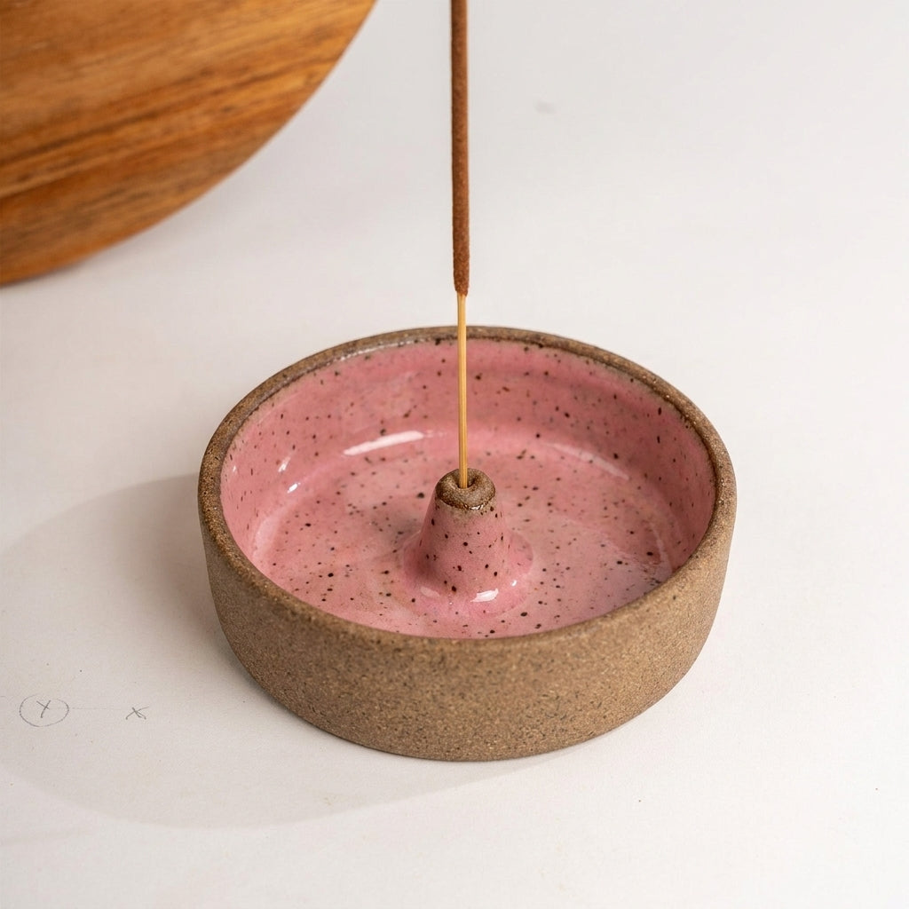 Incensário Redondo em cerâmica artesanal — argila Flocos, esmalte Rosa Barbie