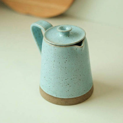Jarra Água em cerâmica artesanal — argila Cappuccino, esmalte Jujuba
