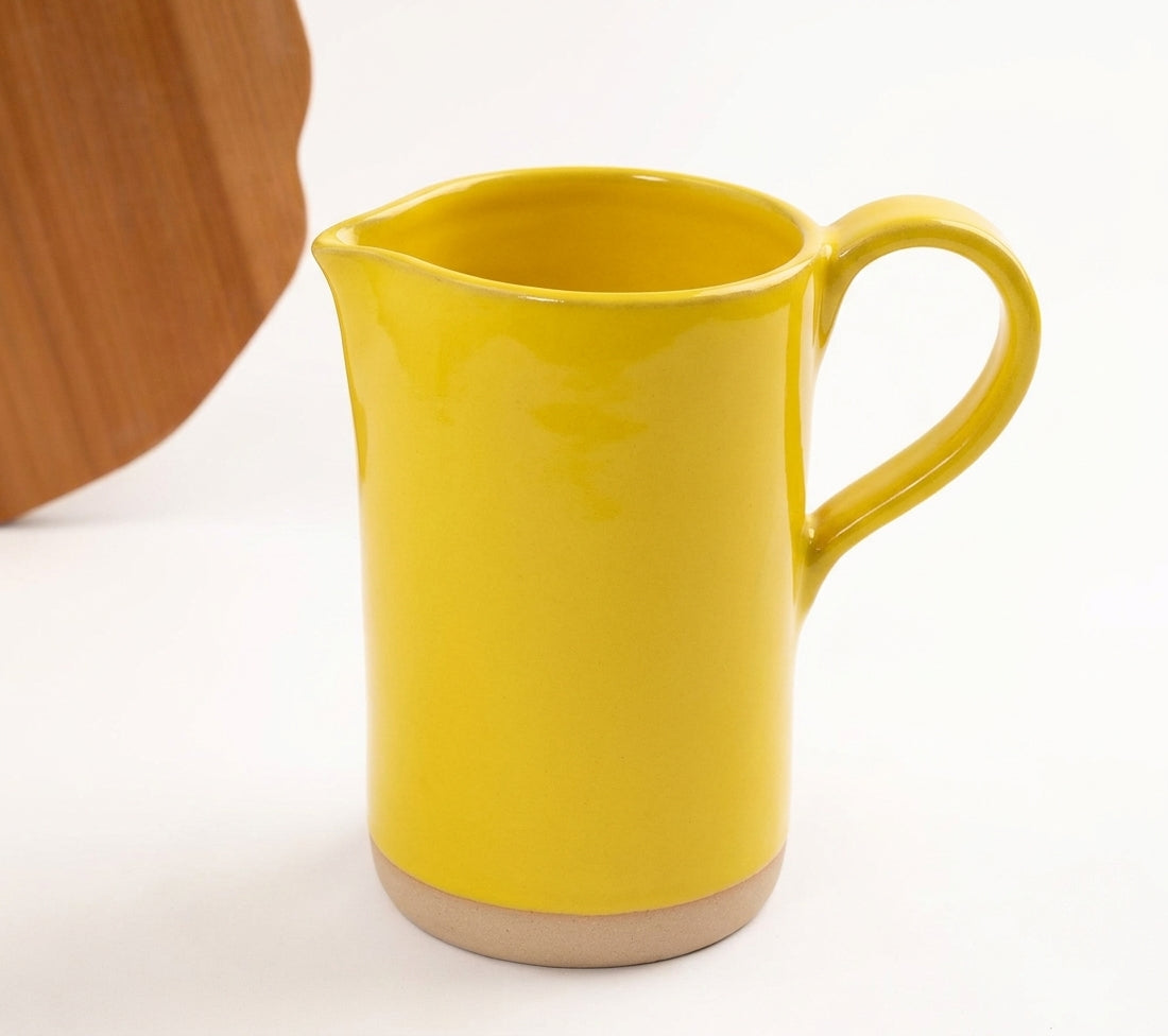 Jarra AMME em cerâmica artesanal — argila Cappuccino, esmalte Amarelo Intenso