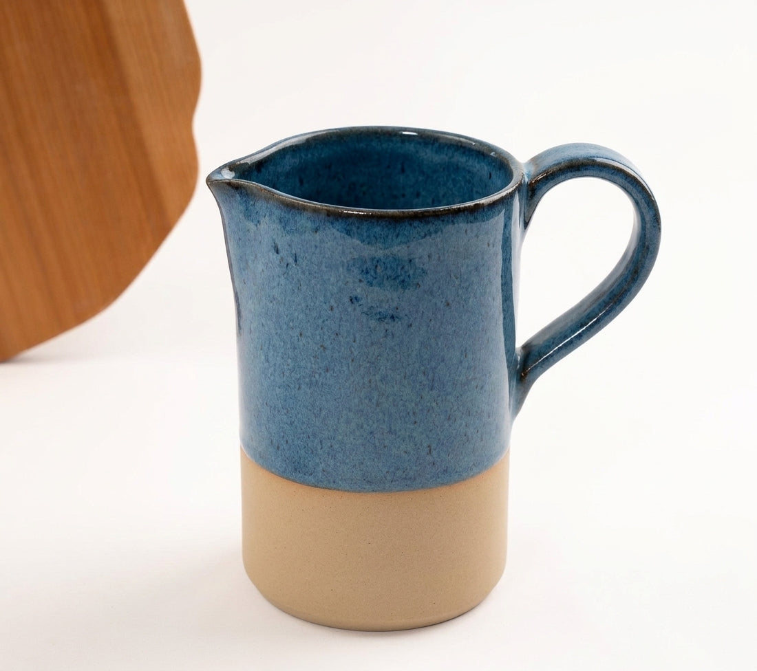 Jarra AMME em cerâmica artesanal — argila Cappuccino, esmalte Azul Safira