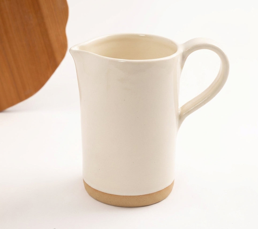 Jarra AMME em cerâmica artesanal — argila Cappuccino, esmalte Branco AMME