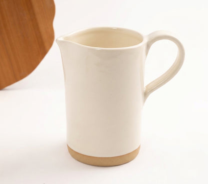 Jarra AMME em cerâmica artesanal — argila Cappuccino, esmalte Branco AMME