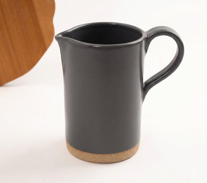 Jarra AMME em cerâmica artesanal — argila Cappuccino, esmalte Grafite
