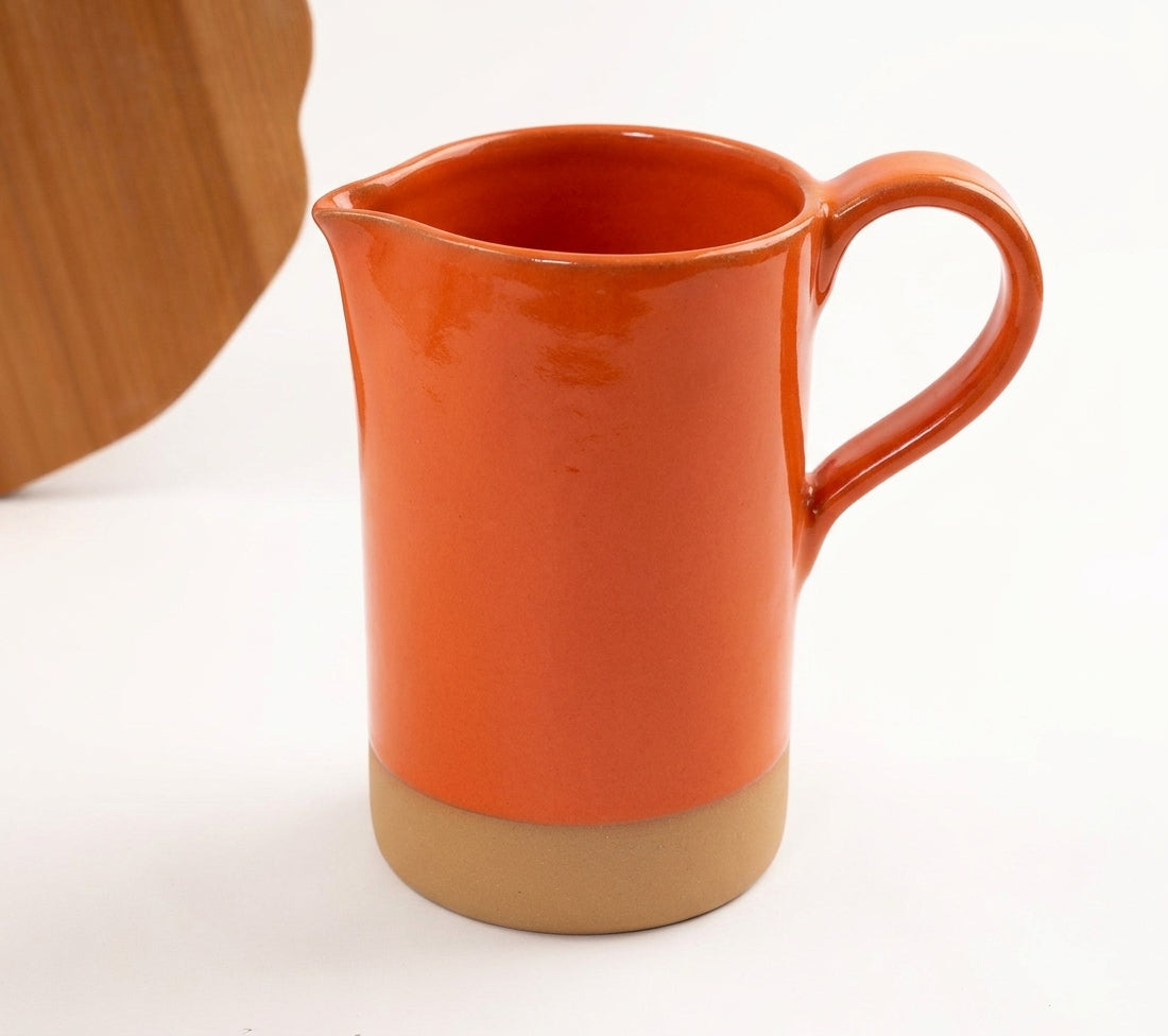 Jarra AMME em cerâmica artesanal — argila Cappuccino, esmalte Laranja Intenso