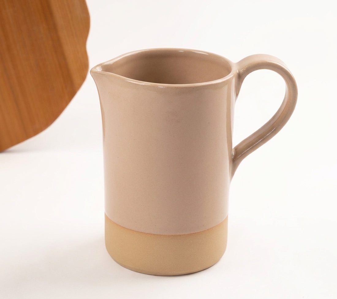 Jarra AMME em cerâmica artesanal — argila Cappuccino, esmalte Nude