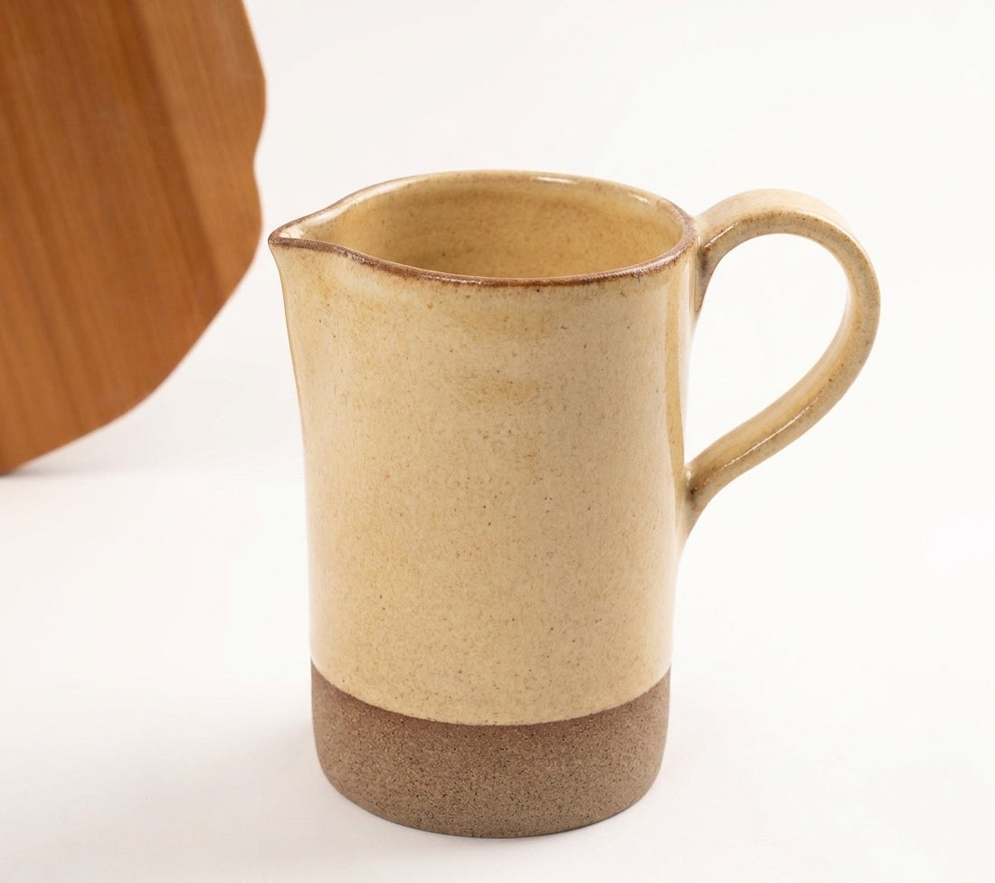 Jarra AMME em cerâmica artesanal — argila Cappuccino, esmalte Pedra Sabão