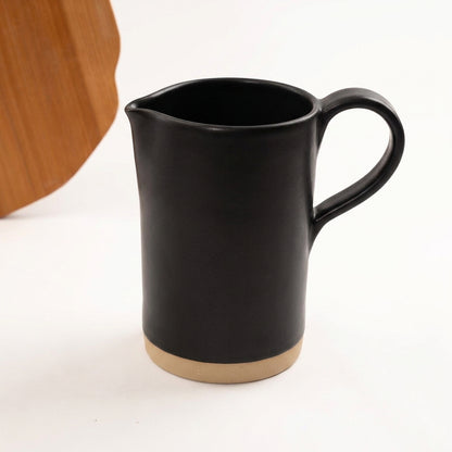 Jarra AMME em cerâmica artesanal — argila Cappuccino, esmalte Preto Acetinado