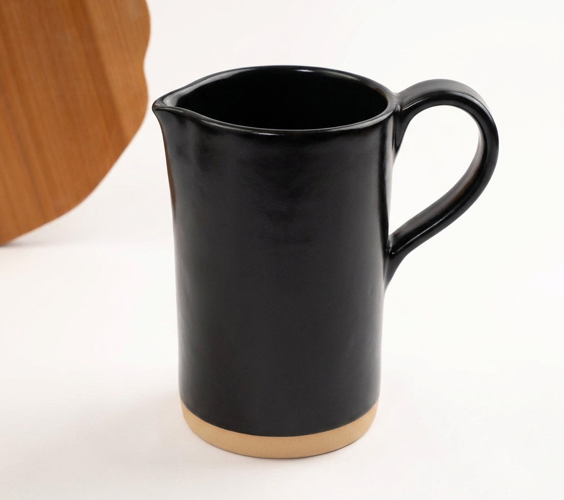 Jarra AMME em cerâmica artesanal — argila Cappuccino, esmalte Preto Ébano