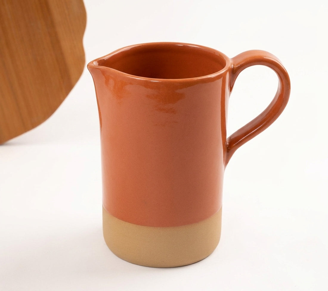 Jarra AMME em cerâmica artesanal — argila Cappuccino, esmalte Sol de Terracota