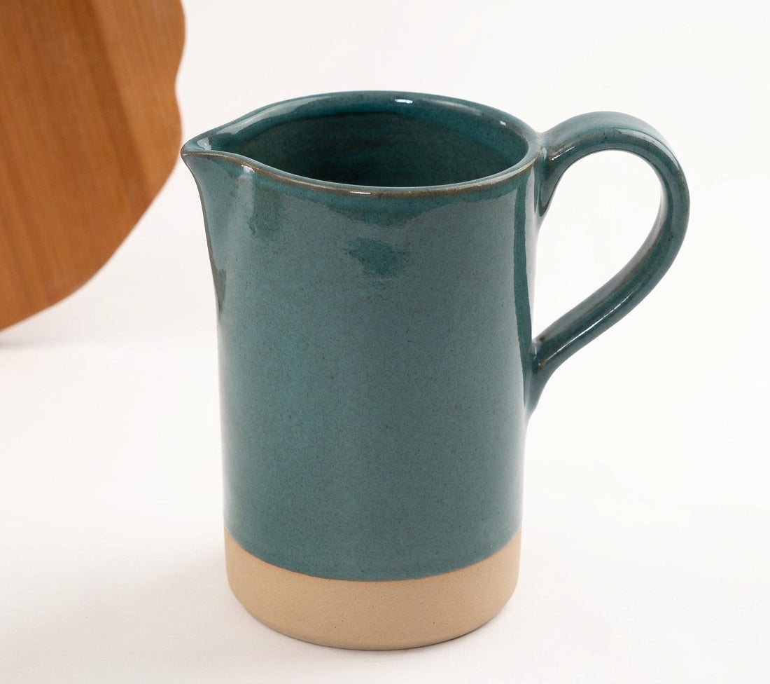 Jarra AMME em cerâmica artesanal — argila Cappuccino, esmalte Verde Exército