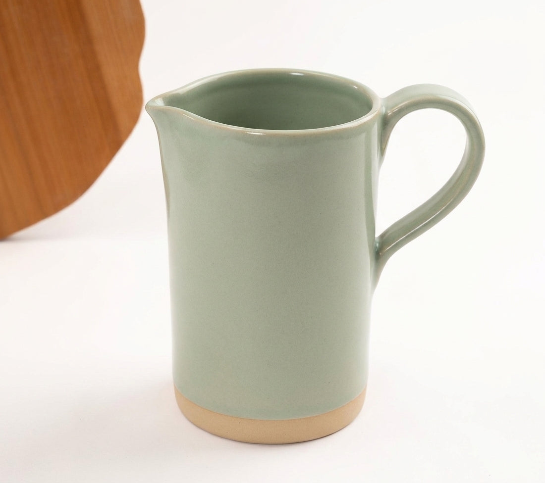 Jarra AMME em cerâmica artesanal — argila Cappuccino, esmalte Verde Pompeia