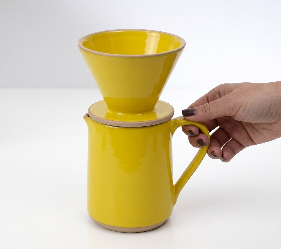 Jarra Reta com porta filtro em cerâmica artesanal — argila Cappuccino, esmalte Amarelo Intenso