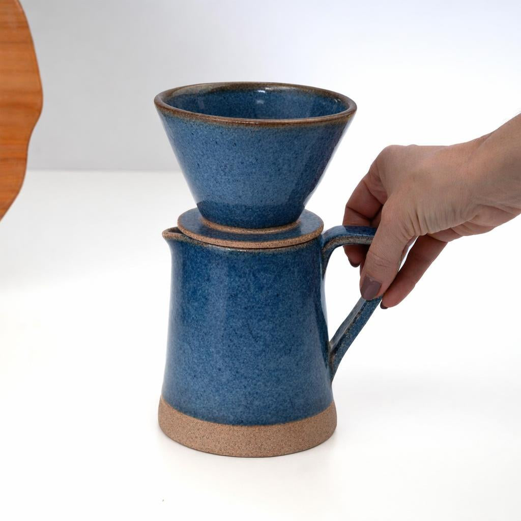 Jarra Reta com porta filtro em cerâmica artesanal — argila Cappuccino, esmalte Azul Safira