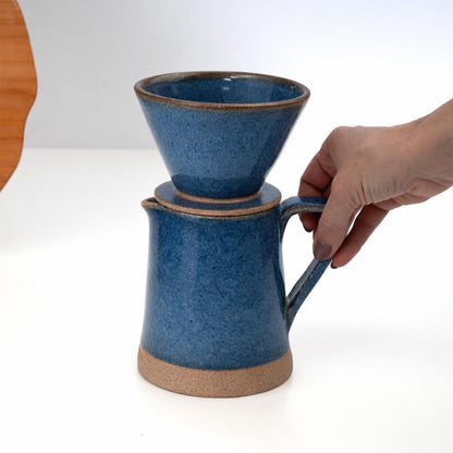 Jarra Reta com porta filtro em cerâmica artesanal — argila Cappuccino, esmalte Azul Safira
