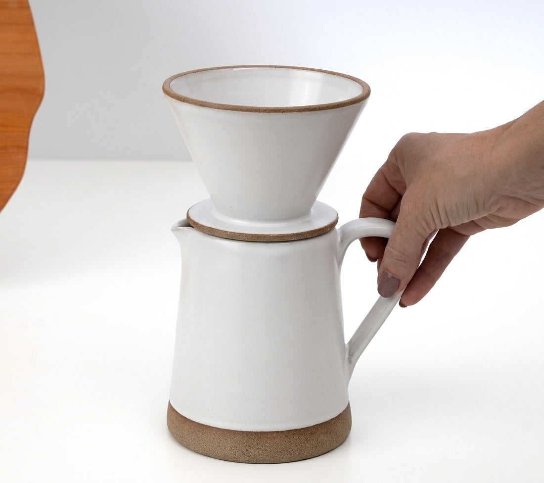 Jarra Reta com porta filtro em cerâmica artesanal — argila Cappuccino, esmalte Branco AMME