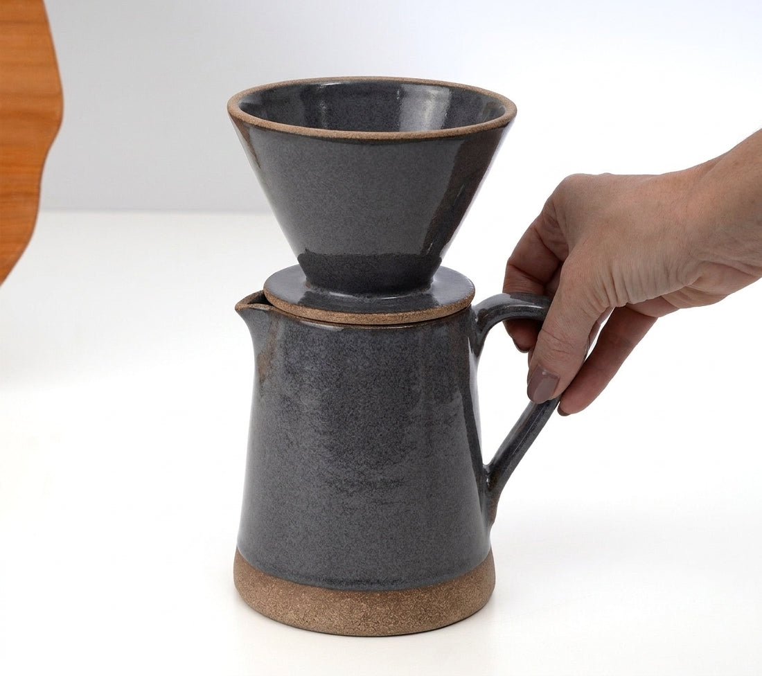 Jarra Reta com porta filtro em cerâmica artesanal — argila Cappuccino, esmalte Grafite