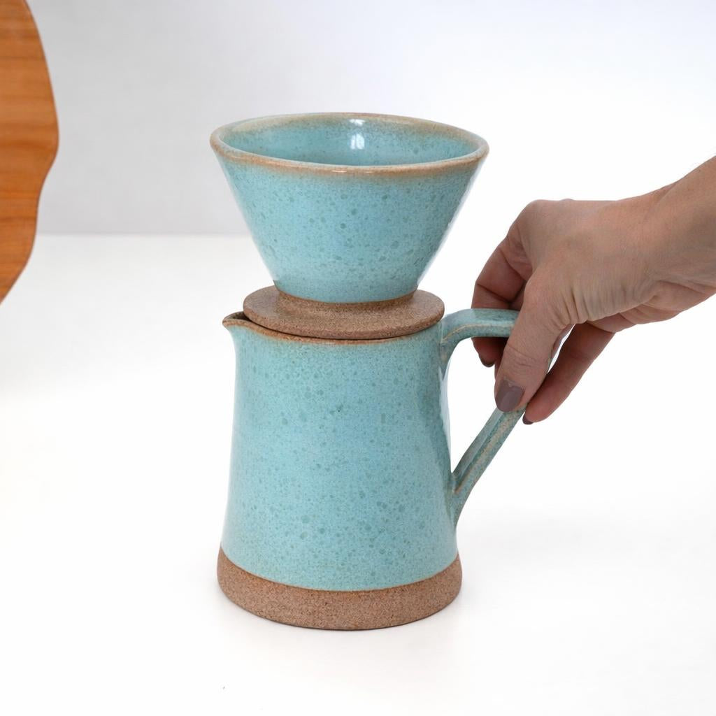 Jarra Reta com porta filtro em cerâmica artesanal — argila Cappuccino, esmalte Jujuba