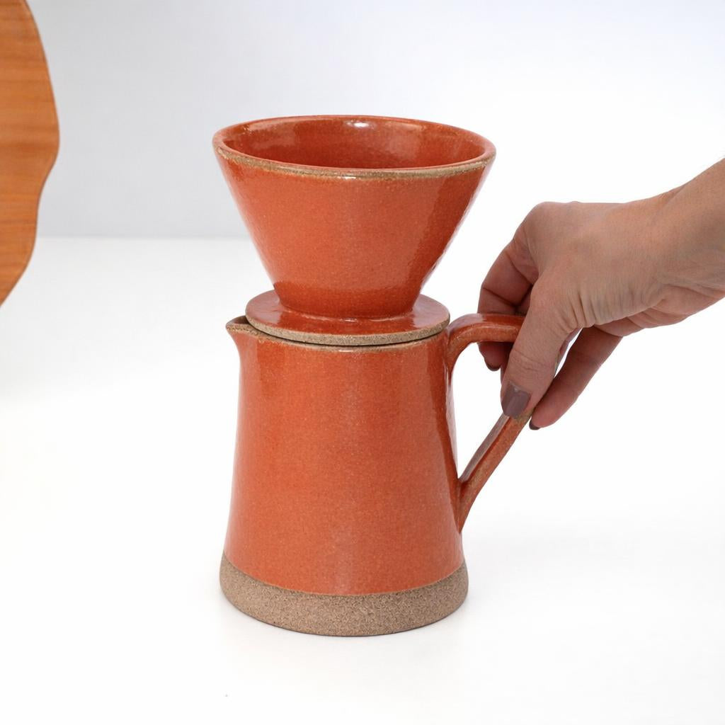 Jarra Reta com porta filtro em cerâmica artesanal — argila Cappuccino, esmalte Laranja Intenso