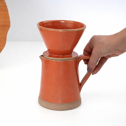 Jarra Reta com porta filtro em cerâmica artesanal — argila Cappuccino, esmalte Laranja Intenso
