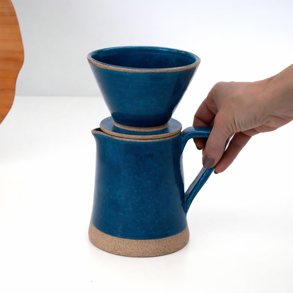 Jarra Reta com porta filtro em cerâmica artesanal — argila Cappuccino, esmalte Lazuli