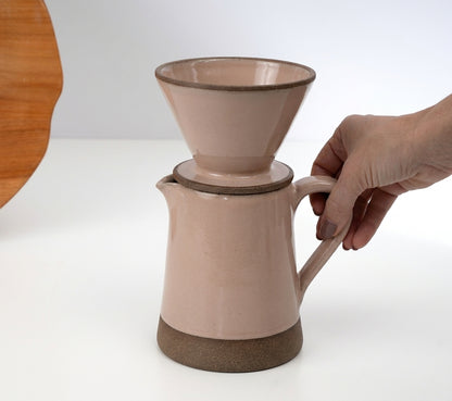 Jarra Reta com porta filtro em cerâmica artesanal — argila Cappuccino, esmalte Nude