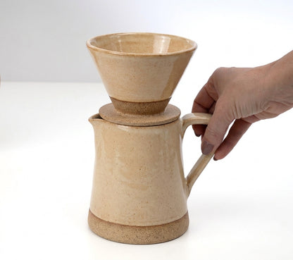 Jarra Reta com porta filtro em cerâmica artesanal — argila Cappuccino, esmalte Pedra Sabão