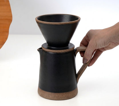 Jarra Reta com porta filtro em cerâmica artesanal — argila Cappuccino, esmalte Preto Acetinado