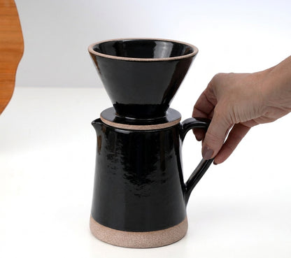 Jarra Reta com porta filtro em cerâmica artesanal — argila Cappuccino, esmalte Preto Ébano