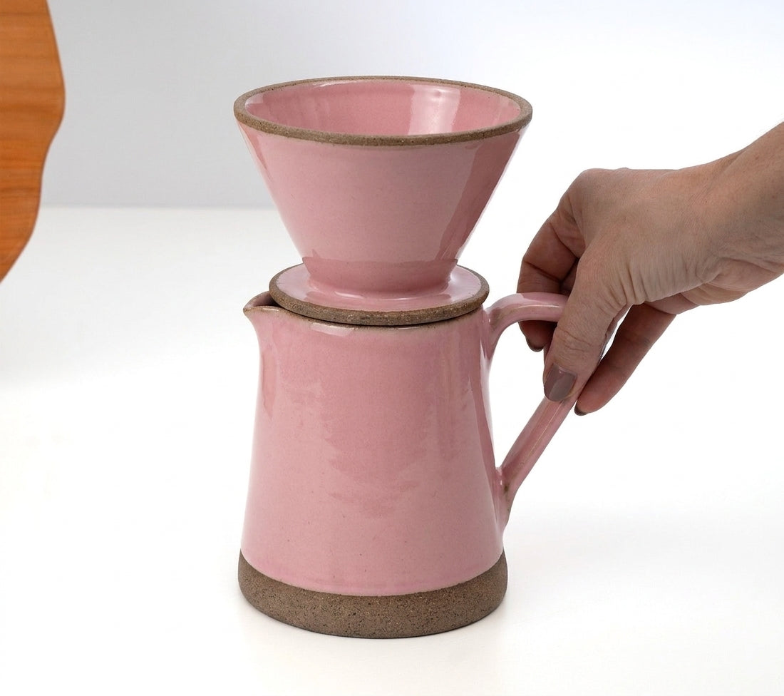 Jarra Reta com porta filtro em cerâmica artesanal — argila Cappuccino, esmalte Rosa Barbie