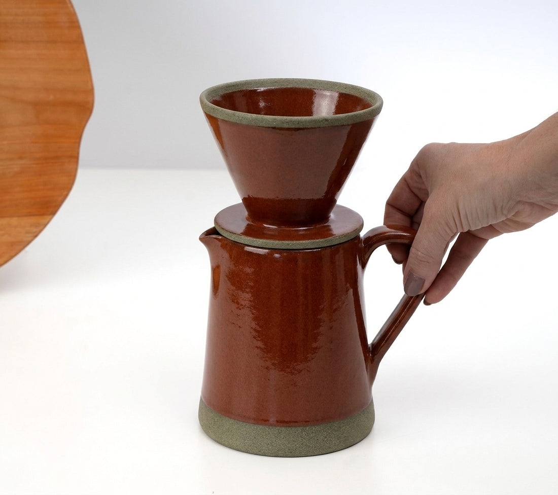 Jarra Reta com porta filtro em cerâmica artesanal — argila Cappuccino, esmalte Sol de Terracota