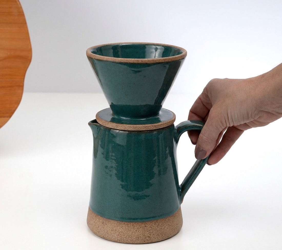 Jarra Reta com porta filtro em cerâmica artesanal — argila Cappuccino, esmalte Verde Exército