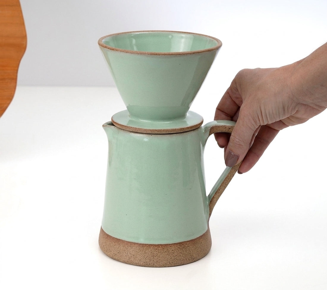 Jarra Reta com porta filtro em cerâmica artesanal — argila Cappuccino, esmalte Verde Menta