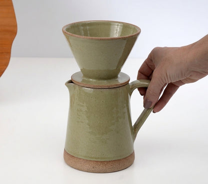 Jarra Reta com porta filtro em cerâmica artesanal — argila Cappuccino, esmalte Verde Pompeia