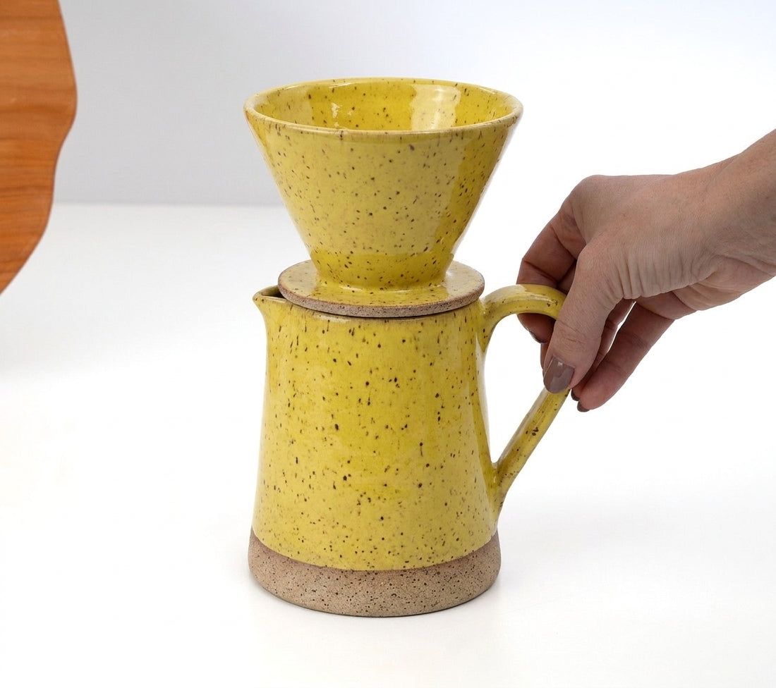 Jarra Reta com porta filtro em cerâmica artesanal — argila Flocos, esmalte Amarelo Intenso