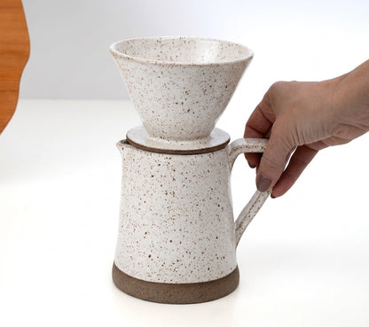 Jarra Reta com porta filtro em cerâmica artesanal — argila Flocos, esmalte Branco AMME