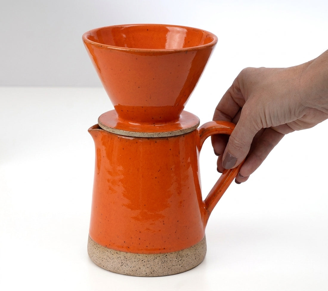 Jarra Reta com porta filtro em cerâmica artesanal — argila Flocos, esmalte Laranja Intenso