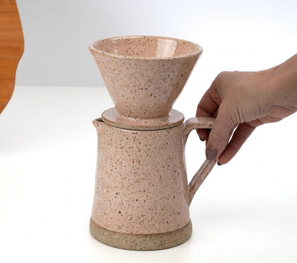 Jarra Reta com porta filtro em cerâmica artesanal — argila Flocos, esmalte Nude