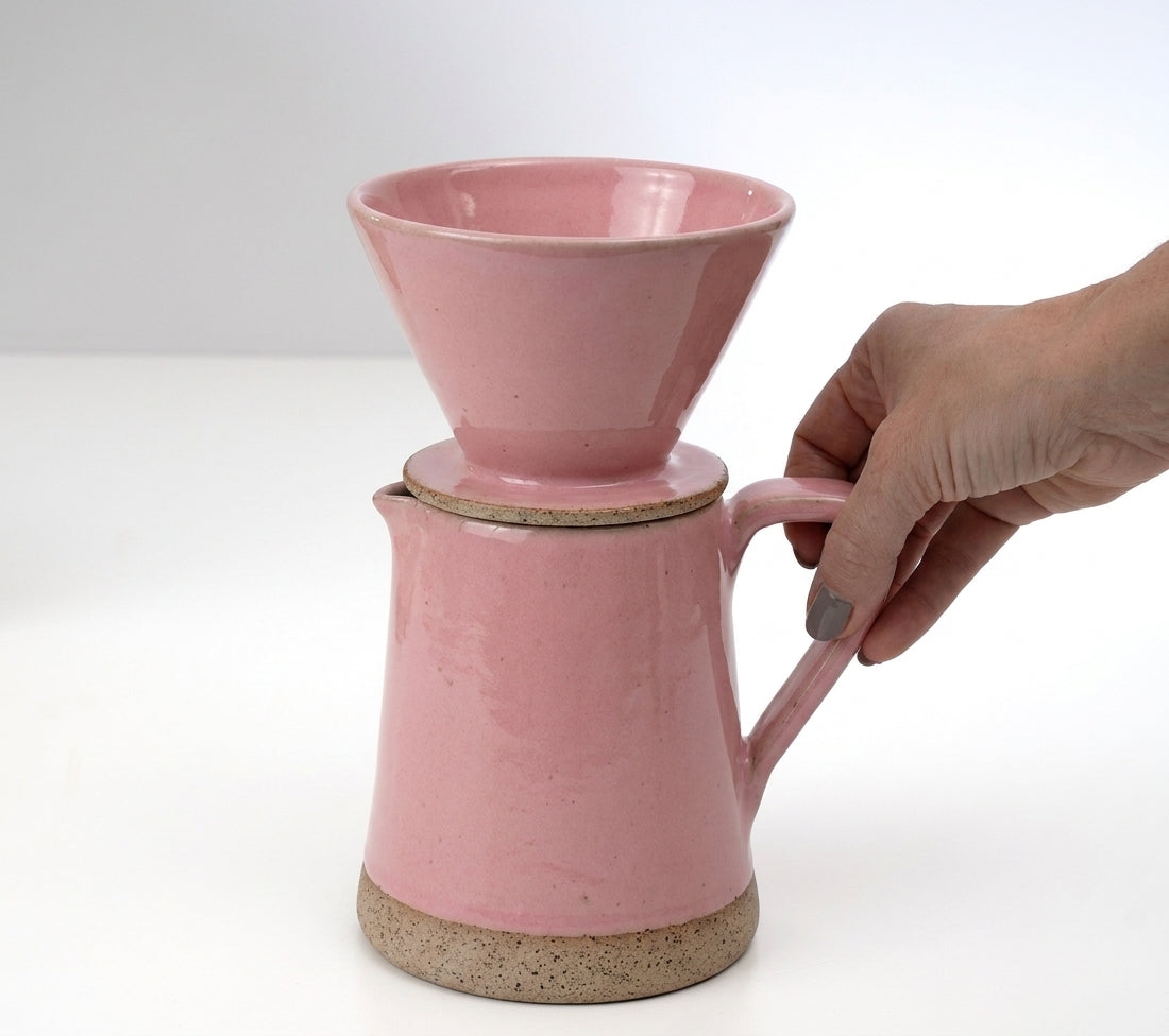 Jarra Reta com porta filtro em cerâmica artesanal — argila Flocos, esmalte Rosa Barbie