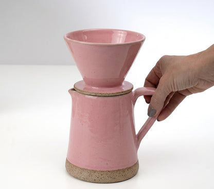 Jarra Reta com porta filtro em cerâmica artesanal — argila Flocos, esmalte Rosa Barbie