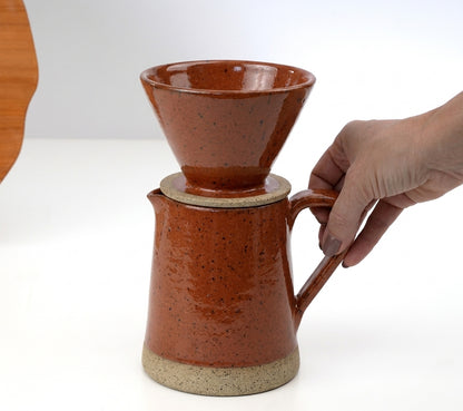 Jarra Reta com porta filtro em cerâmica artesanal — argila Flocos, esmalte Sol de Terracota