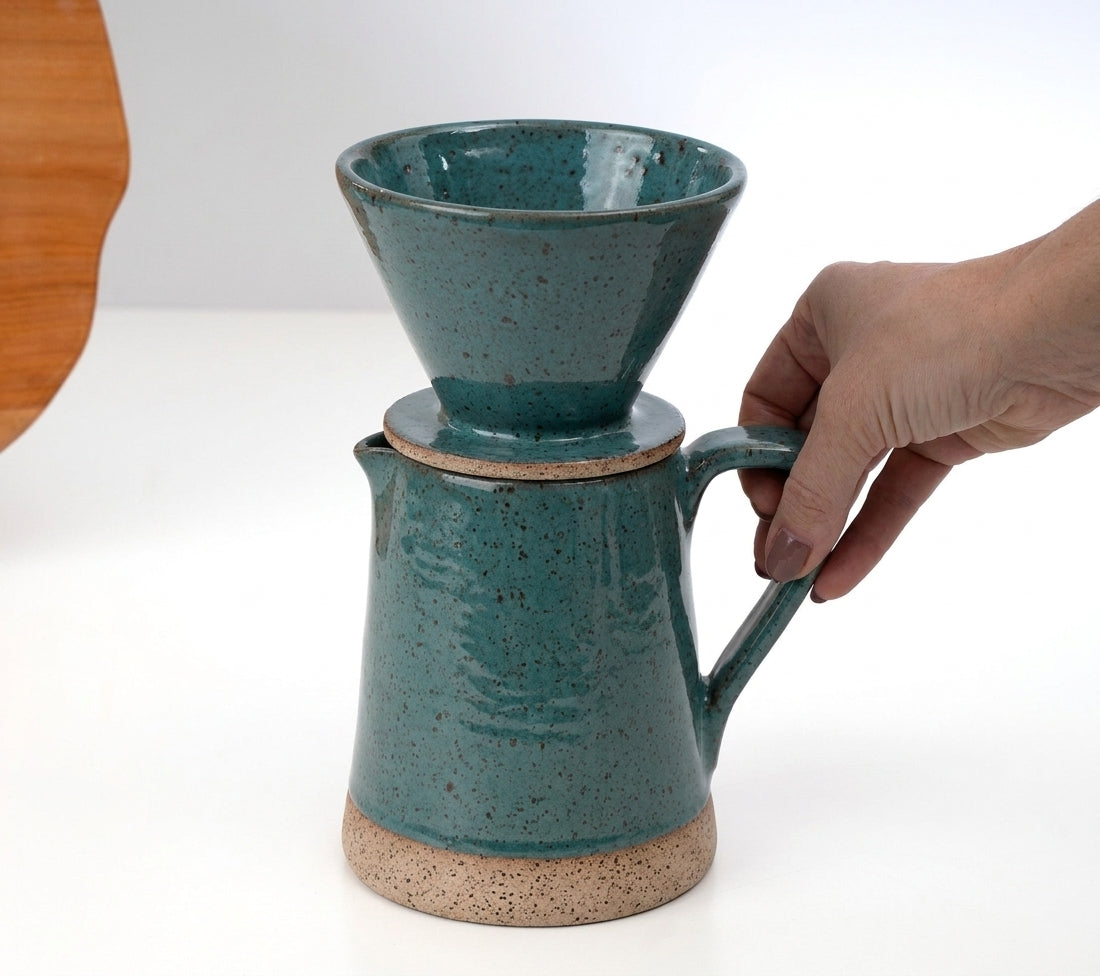 Jarra Reta com porta filtro em cerâmica artesanal — argila Flocos, esmalte Verde Exército
