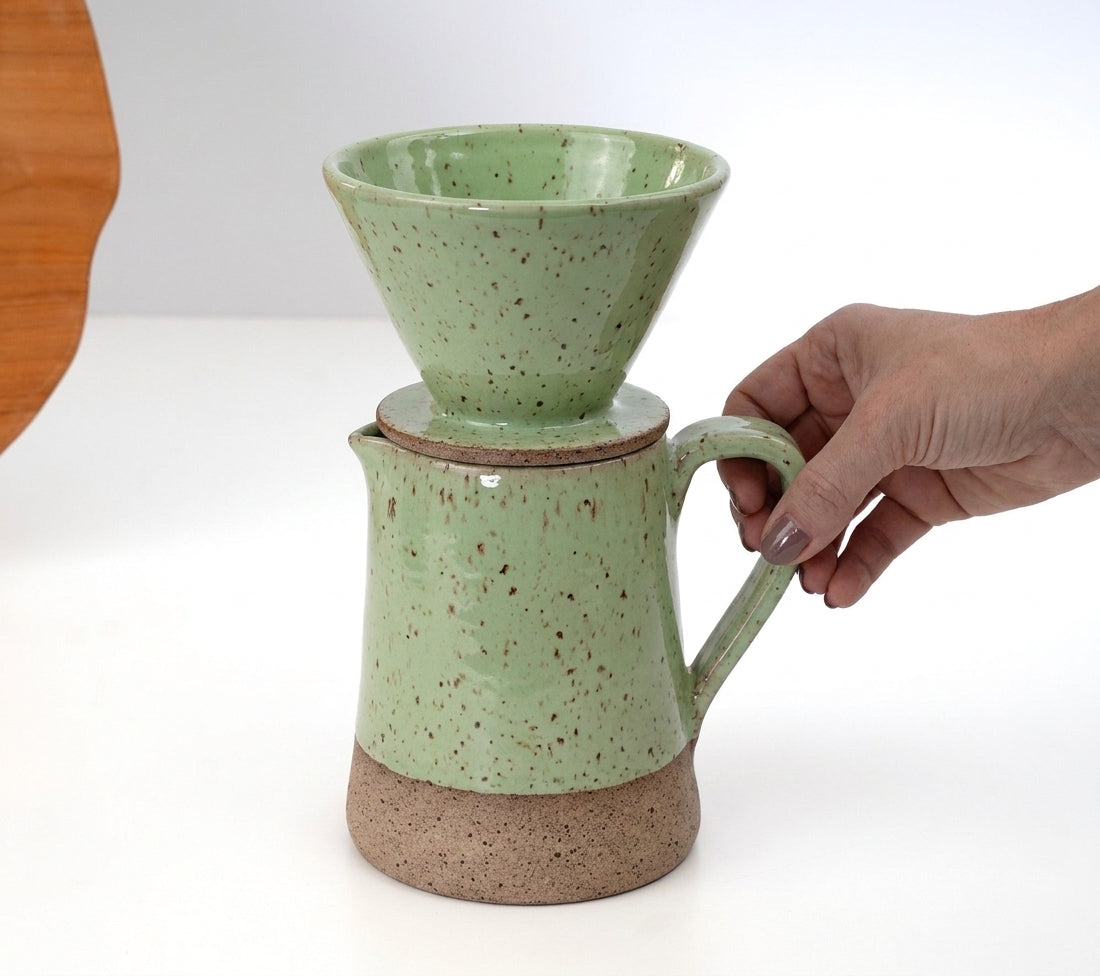 Jarra Reta com porta filtro em cerâmica artesanal — argila Flocos, esmalte Verde Menta