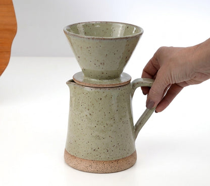 Jarra Reta com porta filtro em cerâmica artesanal — argila Flocos, esmalte Verde Pompeia
