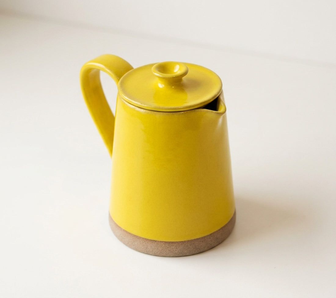 Jarra Reta em cerâmica artesanal — argila Cappuccino, esmalte Amarelo Intenso