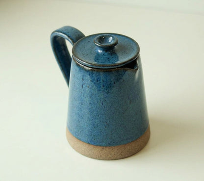 Jarra Reta em cerâmica artesanal — argila Cappuccino, esmalte Azul Safira