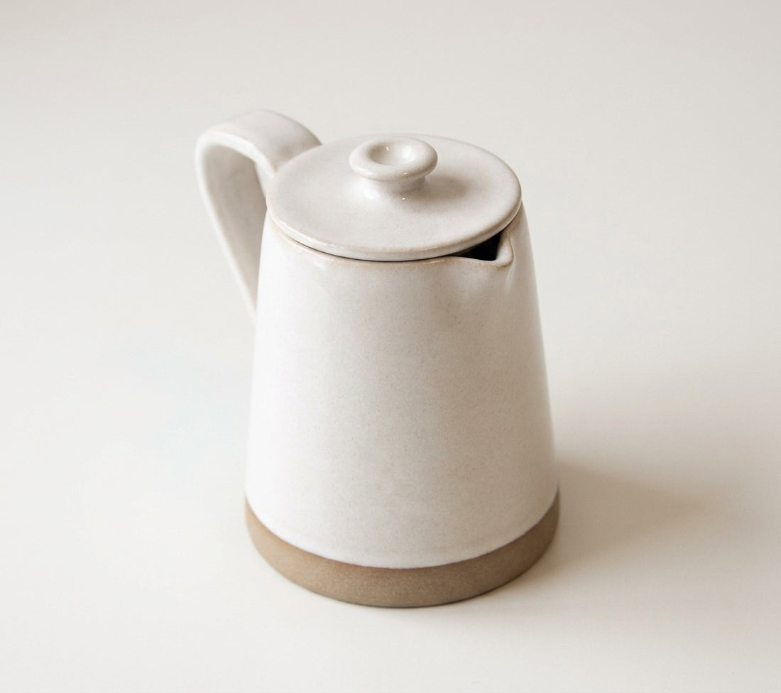 Jarra Reta em cerâmica artesanal — argila Cappuccino, esmalte Branco AMME