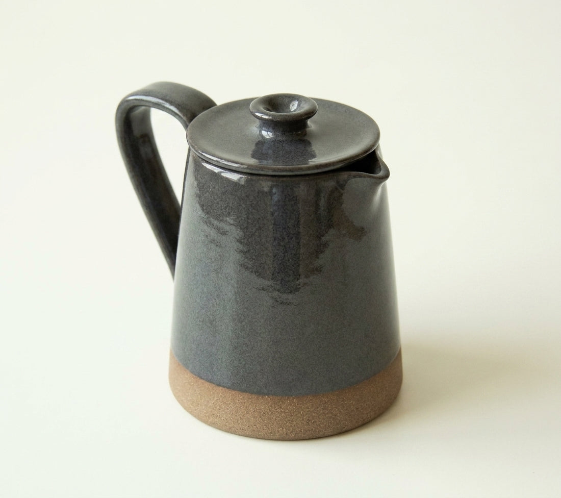 Jarra Reta em cerâmica artesanal — argila Cappuccino, esmalte Grafite