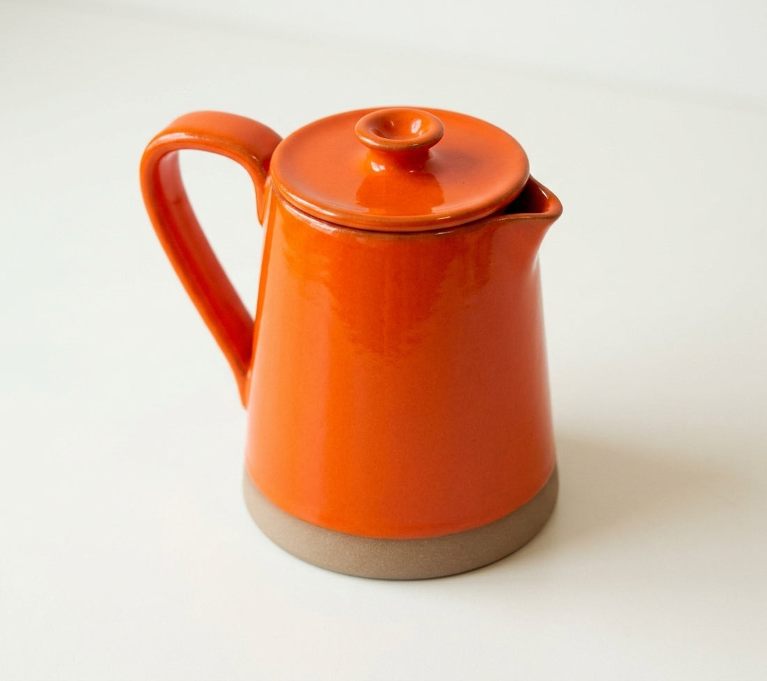 Jarra Reta em cerâmica artesanal — argila Cappuccino, esmalte Laranja Intenso